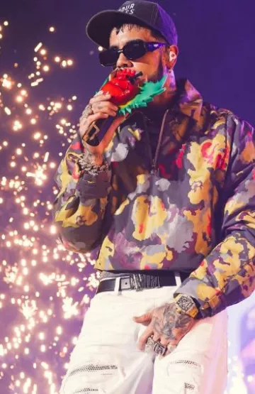Cinturón Amiri de cuero negro y con el logotipo del núcleo con contornos plateados usado por Anuel AA en la cuenta de Instagram @anuel