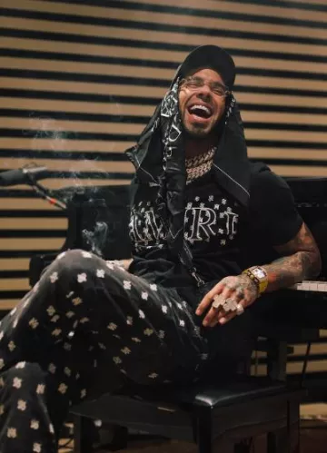Casquette trucker noire à logo décalé Amiri portée par Anuel AA sur le compte Instagram @anuel