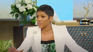 Alexander McQueen adornó el blazer de crepé usado por Tamron Hall como se ve en Tamron Hall Show el 11 de enero de 2024