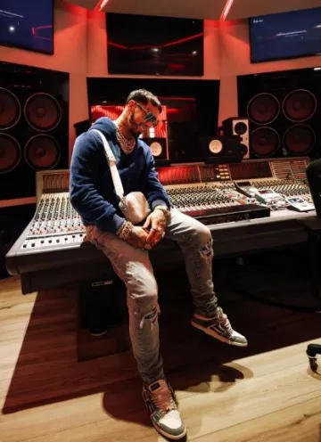 Amiri Blue Velour MA Logo Hoodie porté par Anuel AA sur le compte Instagram @anuel