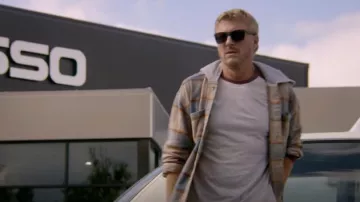 Urban Outfitters Shacket avec sweat à capuche porté par Johnny Lawrence (William Zabka) comme on le voit dans Cobra Kai (S01E01)