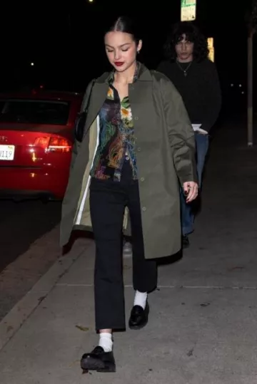 Bague Pandora Knotted Hearts portée par Olivia Rodrigo Out à Los Angeles le 11 janvier 2024