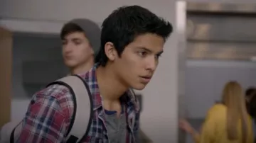 Sac à dos Los Angeles Action porté par Miguel Diaz (Xolo Maridueña) dans Cobra Kai (S01E02)