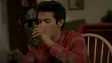 Indiana Glass Whitehall Colony Avocado utilisé par Miguel Diaz (Xolo Maridueña) tel qu’on le voit dans Cobra Kai (S01E03)