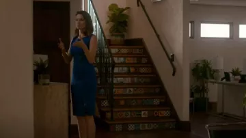 Hugo Boss Robe asymétrique portée par Amanda LaRusso (Courtney Henggeler) comme on le voit dans Cobra Kai (S01E03)