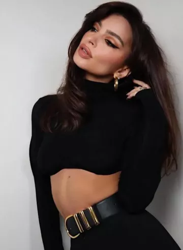 Ceinture en cuir Khaite Bella portée par Emily Ratajkowski à New York le 11 janvier 2024