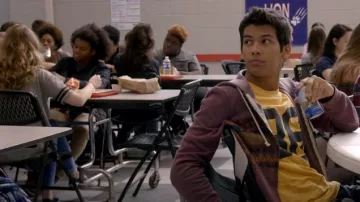 Sweat-shirt à capuche Arizona Jeans porté par Miguel Diaz (Xolo Maridueña) comme on le voit dans Cobra Kai (S01E03)