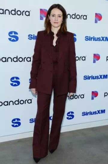 Blouse Gabriela Hearst Henri en bordeaux profond portée par Claire Foy aux studios Siriusxm le 9 janvier 2024