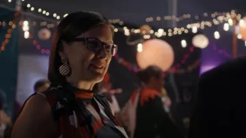 Robe en trou de serrure à neuf ouest portée par la conseillère Blatt (Erin Bradley Dangar) comme on le voit dans Cobra Kai (S01E03)