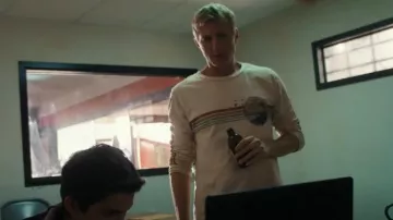 T-shirt à manches longues City Streets porté par Johnny Lawrence (William Zabka) comme on le voit dans Cobra Kai (S01E03)