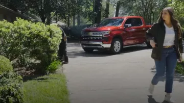 Barbour Wax Jack­et worn by Erin Napier as seen in Home Town (S08E02)