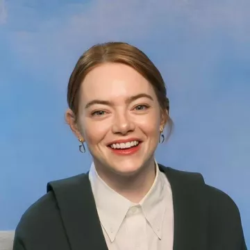 Boucles d’oreilles AUPEN Splash portées par Emma Stone alors qu’elle parle du film « Poor Things » avec MovieZine, 26 décembre 2023
