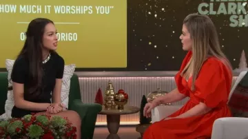 Cárdigan recortado bordado de Celine usado por Olivia Rodrigo como se ve en The Kelly Clarkson Show el 11 de enero de 2024