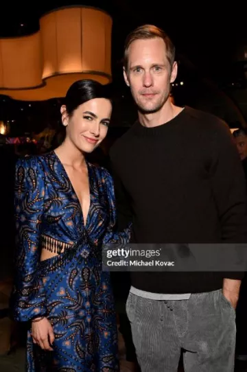 Farm Rio Martina Scarf Fringe Maxi Dress usado por Camilla Belle en la noche anterior de Mptf el 13 de enero de 2024