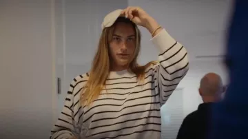 Suéter de punto acanalado inglés Brunello Cucinelli en beige usado por Aryna Sabalenka como se ve en Break Point (S02E01)