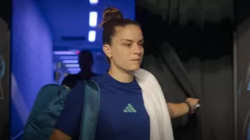 Camiseta Adidas Tennis Graphic usada por Maria Sakkari como se ve en Break Point (S02E01)