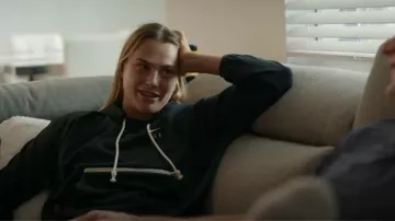 Nike Basketball Dri-FIT Standard Issue Oversized Fleece Hoodie in Black worn by Aryna as seen in Break Point (S02E01)