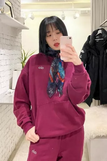 Alo Yoga Accolade Hoodie in Wild Berry worn by Jisoo on her Instagram post on January 13, 2024