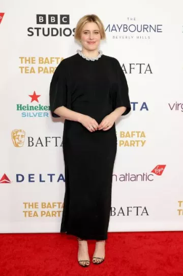 Stella McCartney Robe longue à manches cape à col orné portée par Greta Gerwig lors de la Bafta Tea Party le 13 janvier 2024