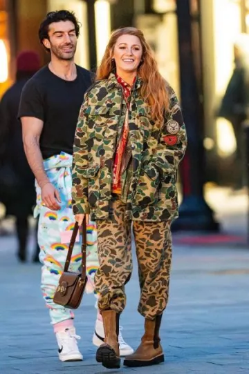 années 1960 Black Sheep Duck Hunter Camo Fatigue Pantalon porté par Blake Lively lors du tournage It Ends with Us le 12 janvier 2024