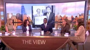 Veronica Beard Miller Chaqueta Dickey de doble botonadura usada por Alyssa Farah como se ve en The View el 15 de enero de 2024