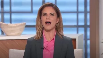 Blusa A.L.C. Carrera usada por Natalie Morales como se ve en The Talk el 16 de enero de 2024
