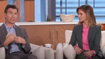 Blazer Theory Etiennette en granit bleu porté par Natalie Morales vu dans The Talk le 16 janvier 2024