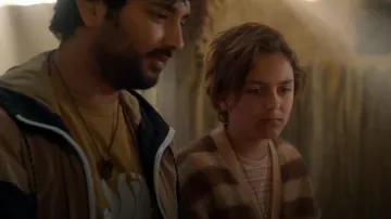Acne studios Stripe Crop Cardigan usado por Petra (Asmara Feik) como se ve en La Brea (S03E01)