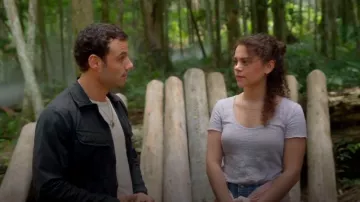 Camiseta de manga corta Rag & Bone Gemma Floral usada por Veronica Castillo (Lily Santiago) como se ve en La Brea (S03E01)