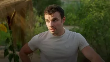 Camiseta de punto de algodón orgánico con apliques de Acne studios usada por Billy Fisher (Stephen Lopez) como se ve en La Brea (T03E02)