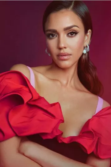 Alexander McQueen Alexander McQueen Hybrid Ruffled Off-Shoulder Pencil usado por Jessica Alba en @numero_Netherlands Magazine el January , 2024