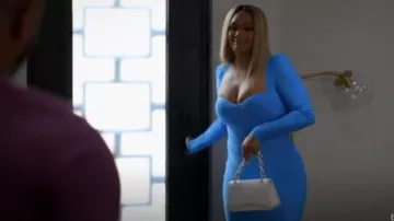 Vestido midi de punto elástico de Alex Perry Lennon usado por Fatima (Crystal Renee Hayslett) como se ve en Sistas de Tyler Perry (S07E02)