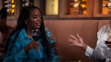 Vestido camisero con detalle de plumas de Akira The Moment usado por Sabrina Hollins (Novi Brown) como se ve en Sistas de Tyler Perry (S07E02)