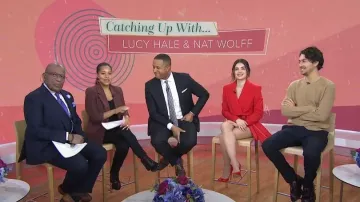 Chaqueta de esmoquin corta de lana Alexander McQueen usada por Lucy Hale como se ve en Today el 16 de enero de 2024