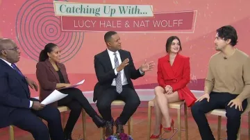 Pantalones cortos Alexander McQueen Bow Detail Wool Grain de Poudre usados por Lucy Hale como se ve en Today el 16 de enero de 2024