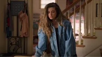 Veste en jean Tommy Hilfiger portée par Blaire Bennett (Giorgia Whigham) dans ted (S01E01)