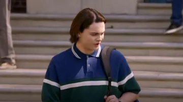 Estructura Polos azules y verdes usados por John Bennett (Max Burkholder) como se ve en ted (S01E01)