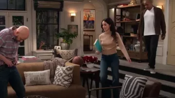 Suéter Vince Monogram Raglan usado por Julia Mariano (Abigail Spencer) como se ve en Familia Extendida (S01E04)