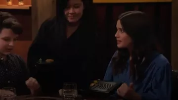 Vestido de Maje Ribleu usado por Grace Kearney (Sofia Capanna) como se ve en Familia Extendida (T01E04)