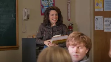 Camisa Ralph Lauren Blusa Paisley con botones marrón/verde usada por Susan Bennett (Alanna Ubach) como se ve en ted (S01E05)