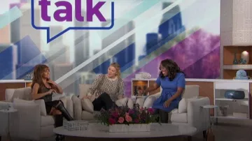 God Save Queens Two Steps From Hell Botas usadas por Vanessa Morgan como se ve en The Talk el 16 de enero de 2024