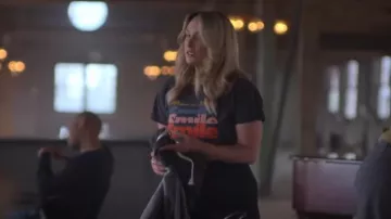 Camiseta de Mother Jersey usada por Davia Moss (Emma Hunton) como se ve en Good Trouble (T05E13)