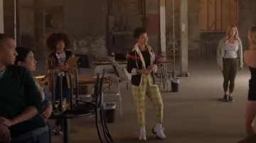 Pantalones cónicos de Asos Design usados por Davia Moss (Emma Hunton) como se ve en Good Trouble (T05E13)