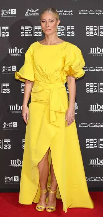 Robe en soie à manches bouffantes Carolina Herrera portée par Gwyneth Paltrow lors de la cérémonie de clôture du Festival du film de la mer Rouge le 7 décembre 2023