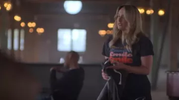 Sudadera con capucha Wildfox Lucid Dreamer usada por Davia Moss (Emma Hunton) como se ve en Good Trouble (T05E13)