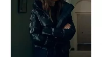 Doudoune noire à capuche de Maya Stern (Michelle Keegan) dans la série télévisée Fool Me Once (Saison 1 Épisode 6)