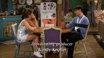Vestido de verano con estampado de mapa de los 90 usado por Rachel Green (Jennifer Aniston) como se ve en Friends (T03E03)