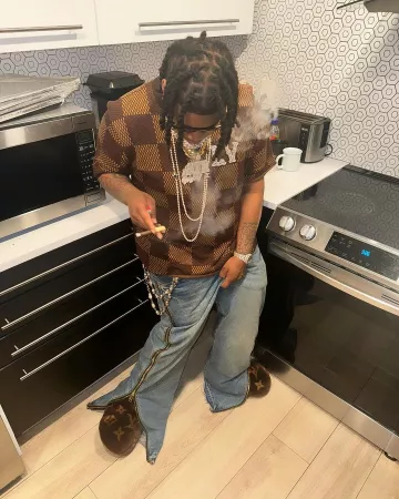 T-Shirt Louis Vuitton Damier & Crystal-LV marron porté par YTB Fatt sur le compte Instagram @ytbfatt