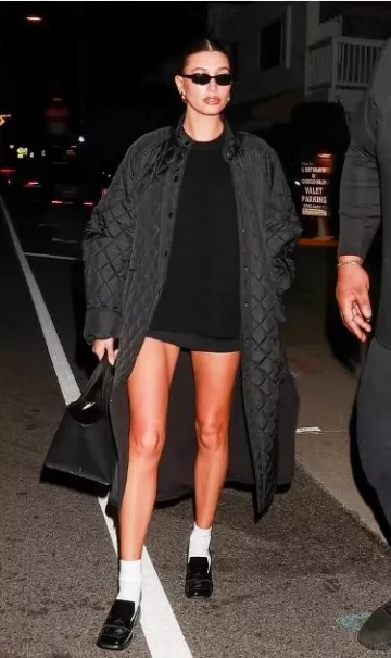 El bolso Row Idaho usado por Hailey Baldwin en Los Ángeles el 14 de enero de 2024