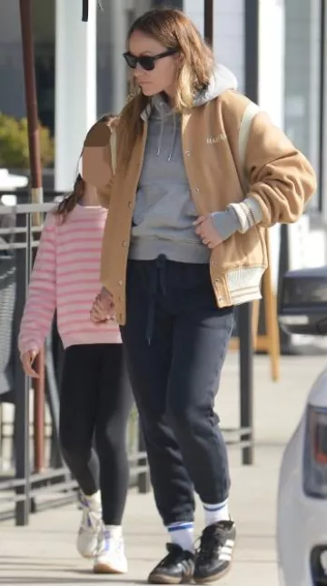 Adidas Samba Classic usado por Olivia Wilde en Los Ángeles el 15 de enero de 2024